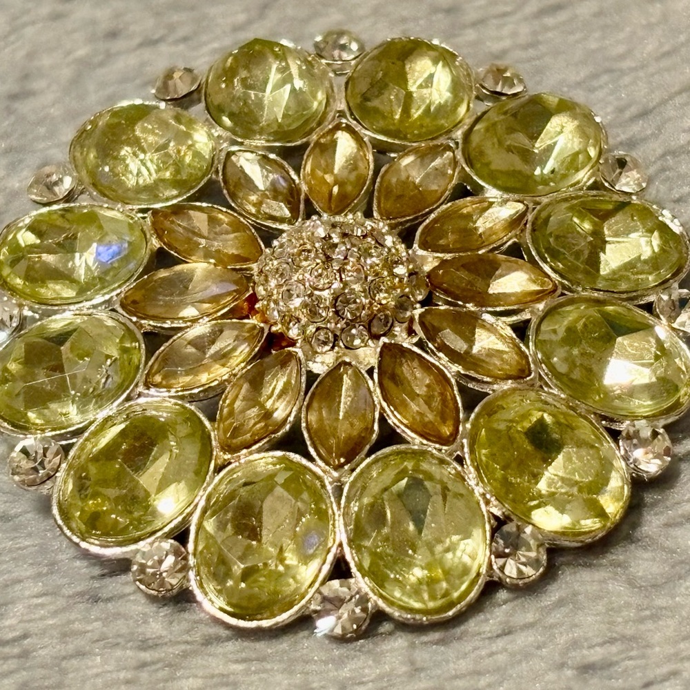 Vintage unsigned beautiful light Green flower Brooch with Rhinestones